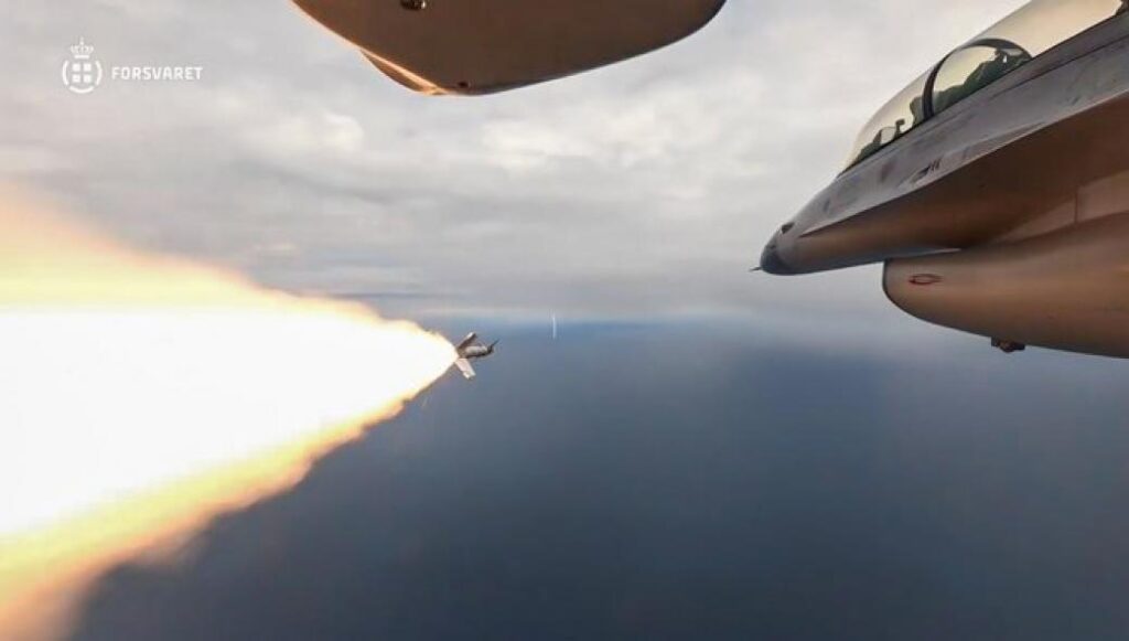 Εντυπωσιακή βολή AIM-9M από F-16 της Αεροπορίας της Δανίας