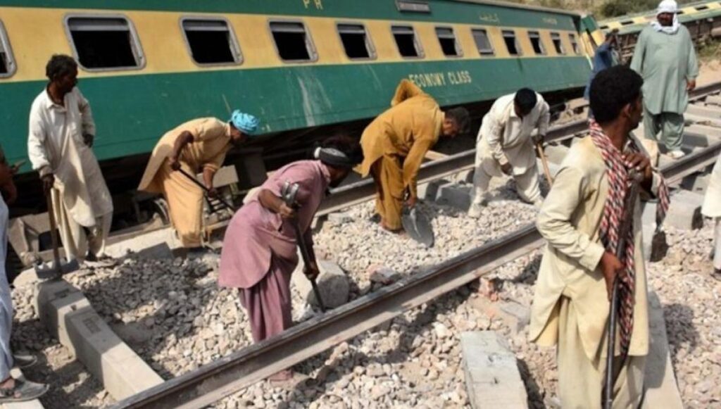 Πακιστάν: Ξεπέρασαν του 60 οι νεκροί από τον εκτροχιασμό και τη σύγκρουση δύο τρένων