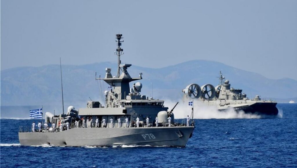 Η Κατερίνα Σακελλαροπούλου στην επιθεώρηση του Στόλου – Δείτε εντυπωσιακές εικόνες