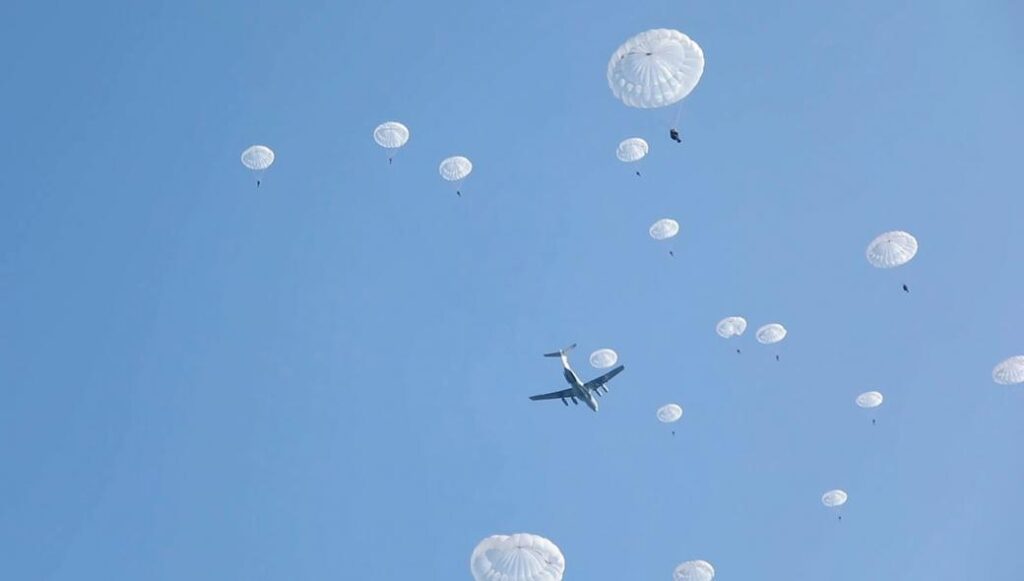 Μαζικές ρίψεις αλεξιπτωτιστών και προειδοποιήσεις Λαβρόφ στους Ταλιμπάν (βίντεο)