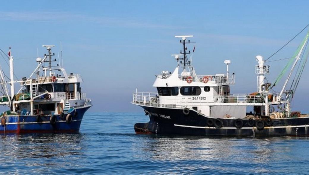 H Τουρκία «αλωνίζει» στο Αιγαίο – Μέχρι τη Σύρο έφτασαν τα τουρκικά αλιευτικά