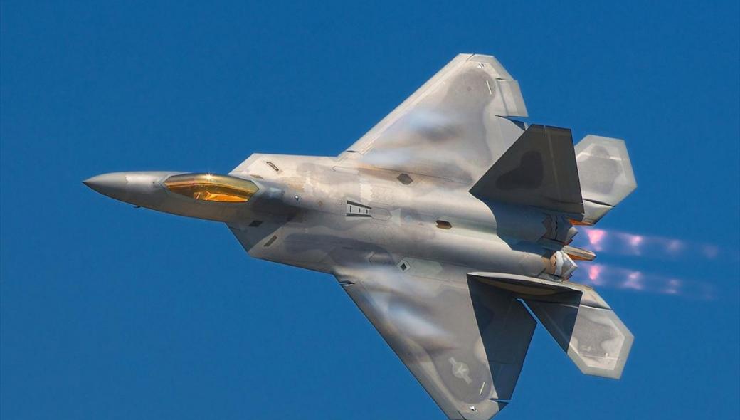 Δεκάδες F-22A στον Ειρηνικό στέλνουν οι ΗΠΑ για άσκηση με το «βλέμμα» στην Κίνα