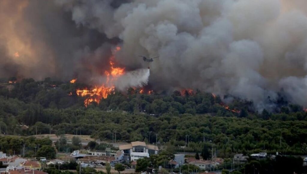 Ανταποκρίθηκαν στο κάλεσμα οι Ένοπλες Δυνάμεις – Βρίσκονται στο μέτωπο των πυρκαγιών