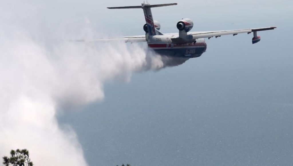 Beriev-200: Συγκλονιστικές ρίψεις νερού στην φωτιά της Εύβοιας (βίντεο)