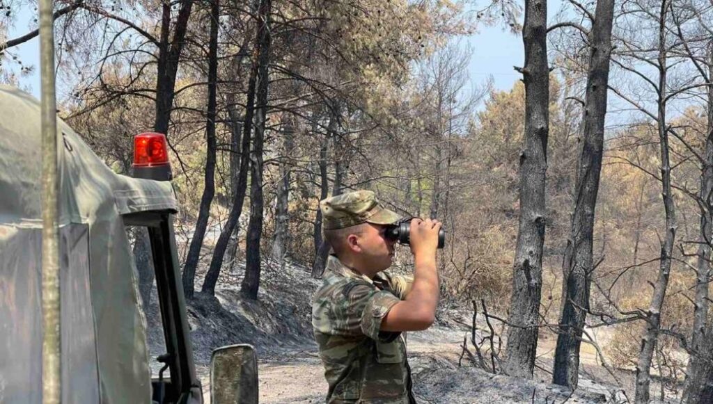 Οι Ένοπλες Δυνάμεις στην μάχη με τις φλόγες – Συνδρομή με κάθε μέσο (βίντεο)