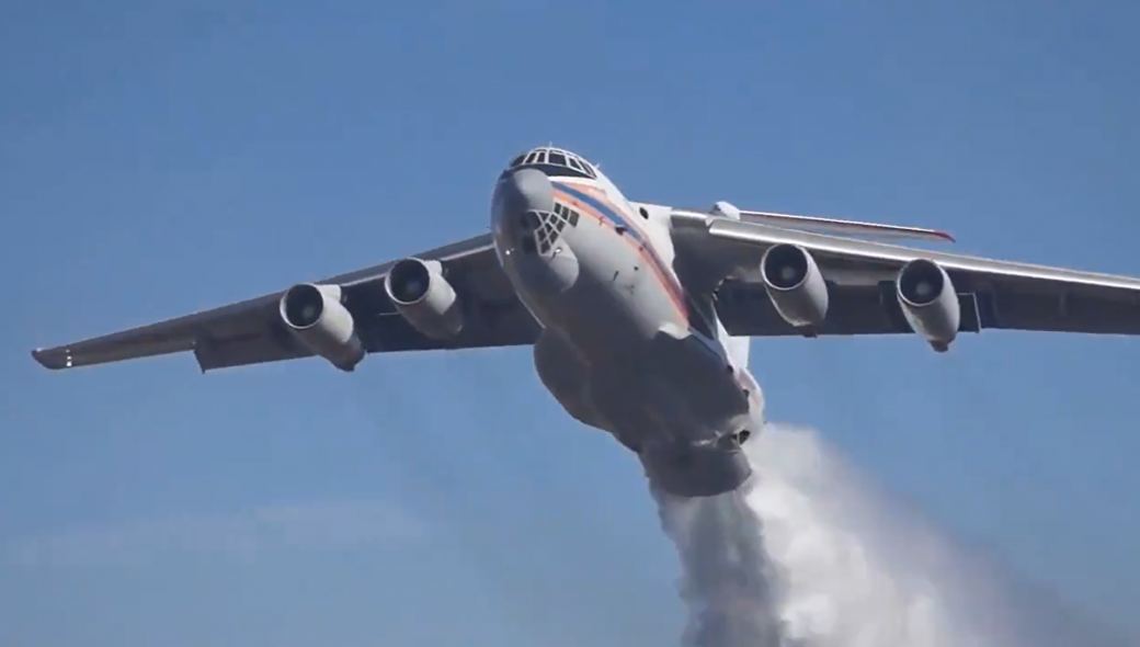 Προσγειώθηκε στην Ελλάδα το πρώτο ρωσικό «θηρίο» Il-76 για να «βομβαρδίσει» τις φωτιές (βίντεο)