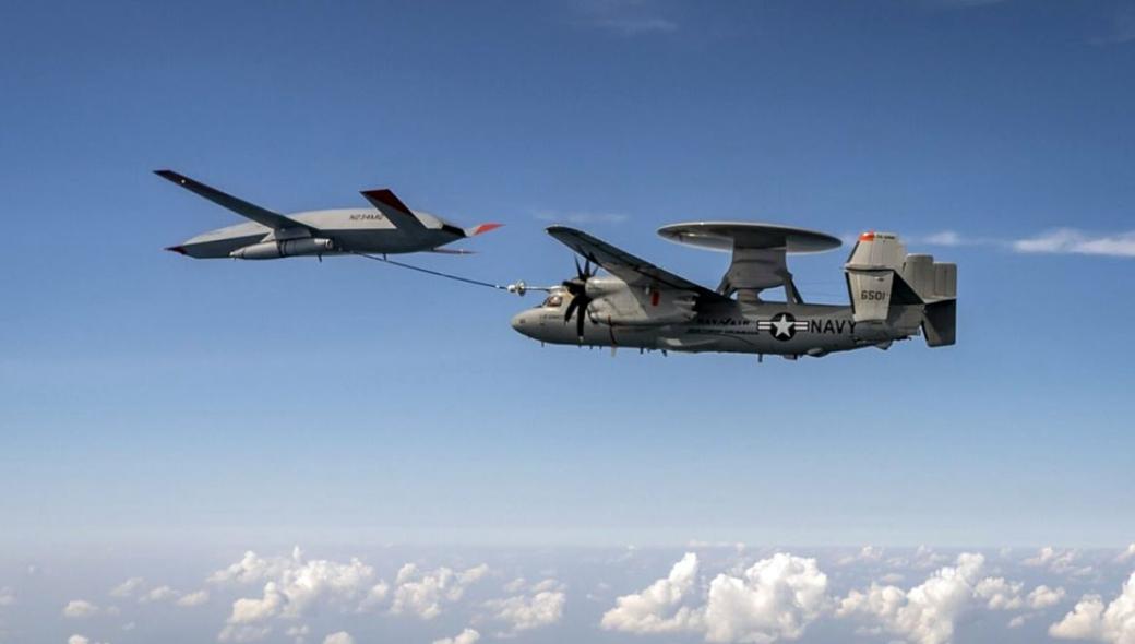 Αεροσκάφος E-2D Hawkeye ανεφοδιάστηκε με επιτυχία από μη-επανδρωμένο MQ-25 Stingray