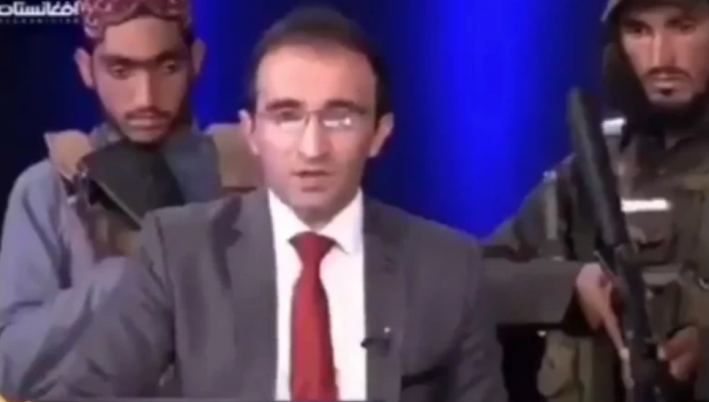 Παρουσιαστής στο Αφγανιστάν λέει τις ειδήσεις με οκτώ ένοπλους Ταλιμπάν γύρω του (βίντεο)