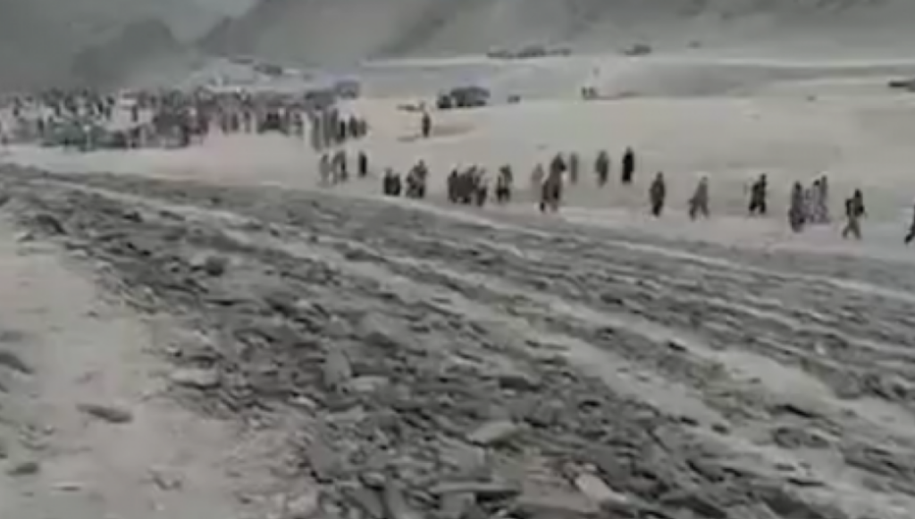 «Βιβλικές» εικόνες στο Αφγανιστάν: Αφγανοί διασχίζουν την έρημο για να ξεφύγουν από τους Ταλιμπάν