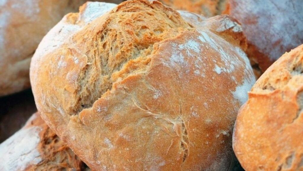 Τερατώδεις αυξήσεις στο ψωμί: «40 χρόνια αυτό δεν το έχω ξαναδεί» λέει αρτοποιός