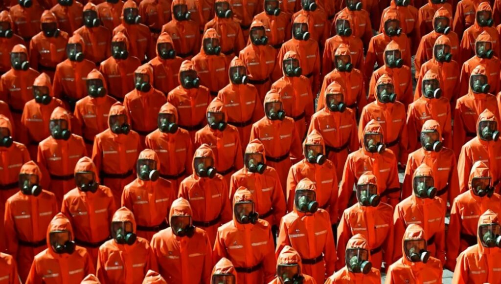 Οι απόκοσμες εικόνες στρατιωτικών τμημάτων με στολές βιολογικού πολέμου σε παρέλαση στην Β.Κορέα