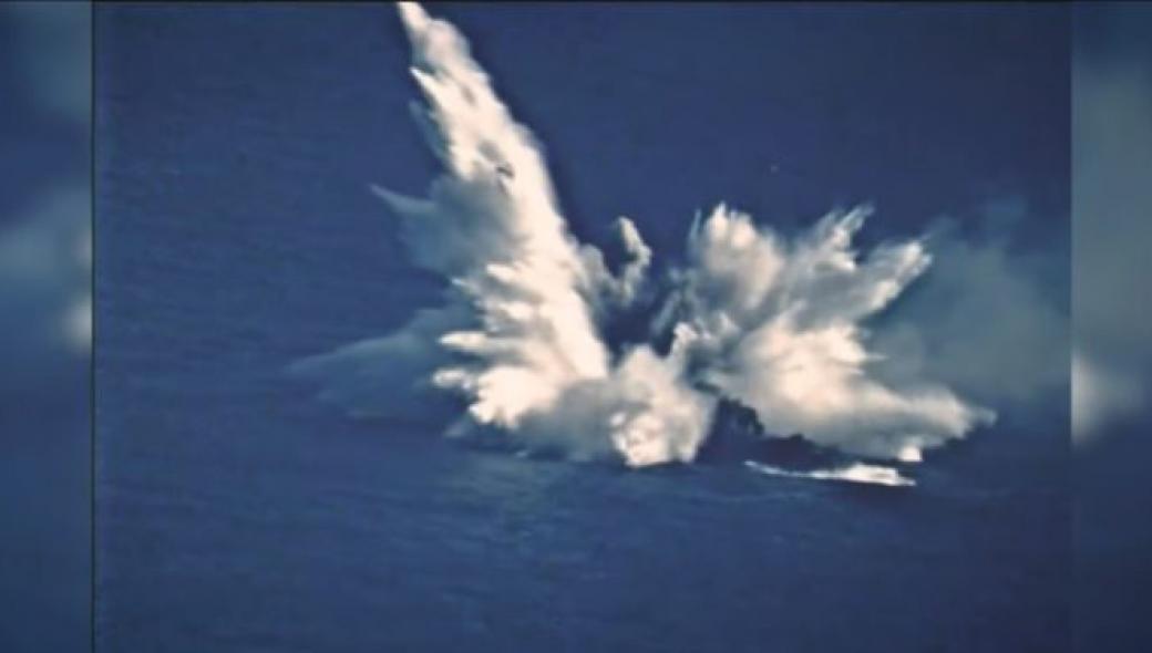 Βίντεο: Το αμερικανικό Ναυτικό βυθίζει την παροπλισμένη φρεγάτα USS Ingraham