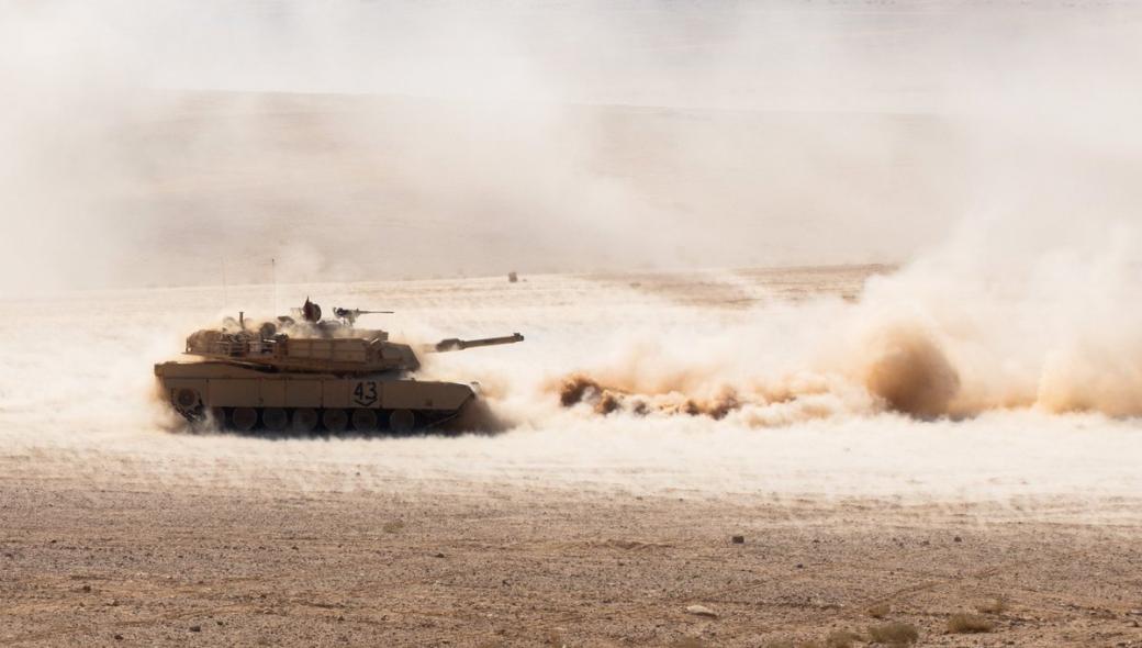 Βίντεο: M1 Abrams εναντίον Bradley