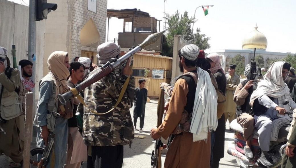 Αφγανιστάν: Οι Ταλιμπάν βασανίζουν άνδρα στην μέση της Καμπούλ – Τον κρατούν δεμένο (βίντεο)