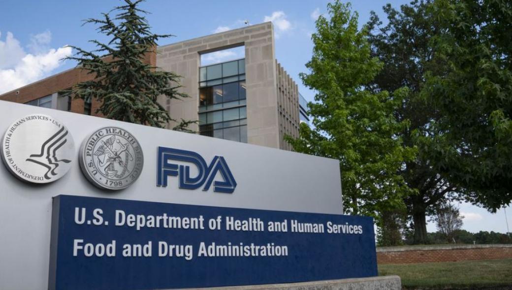 FDA: «Πράσινο» φως για εμβολιασμό με τρίτη δόση μόνο σε ηλικιωμένους άνω των 65 ετών