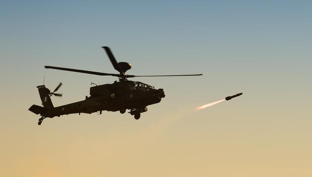 Πολυεθνική ομάδα του ΝΑΤΟ παρακολούθησε την Τακτική Αξιολόγηση των Ε/Π AH-64 Apache της 1ης ΤΑΞΑΣ