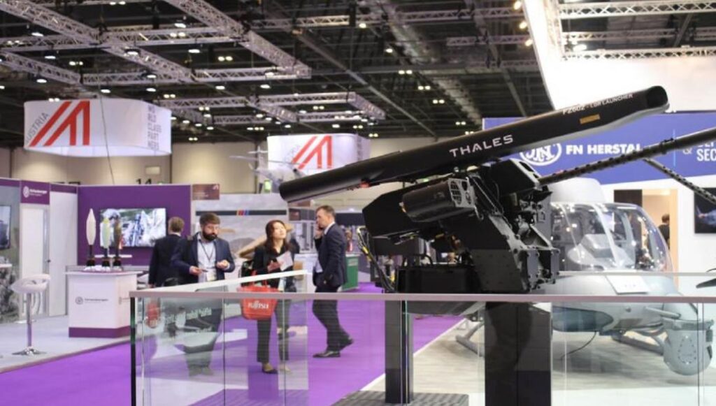 Tηλεχειριζόμενος πύργος των FN Herstal-Τhales εξοπλισμένος με πολυβόλο και εκτοξευτές ρουκετών
