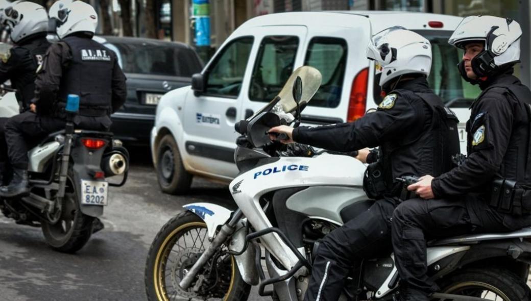 Σκηνές πανικού στο κέντρο της Αθήνας: Αλλοδαπός εμβόλισε με αυτοκίνητο μηχανή της ομάδας ΔΙΑΣ