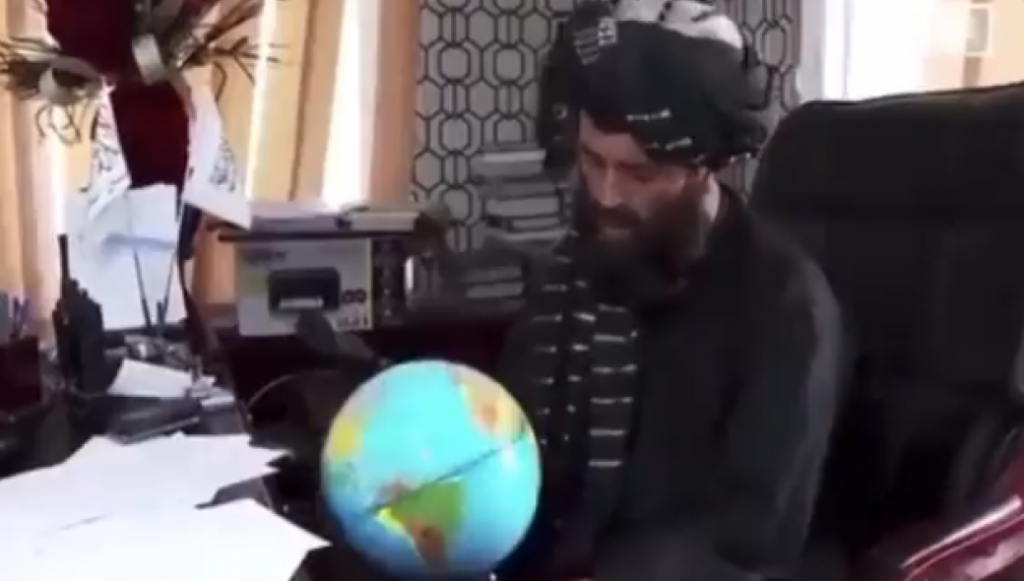 «Περιφερειάρχης» Ταλιμπάν δεν ήξερε να βρει που πέφτει το… Αφγανιστάν στον χάρτη! (βίντεο)