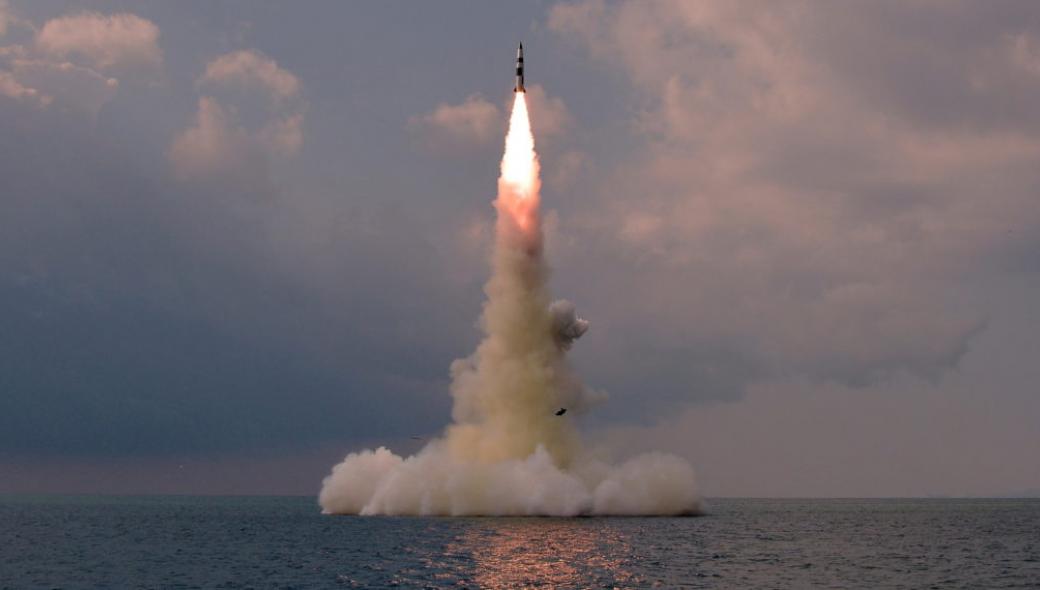 SBLM «νέου τύπου» εκτόξευσε η Βόρεια Κορέα: Πλησιάζει στην απόκτηση πυρηνικού υποβρυχιακού στόλου