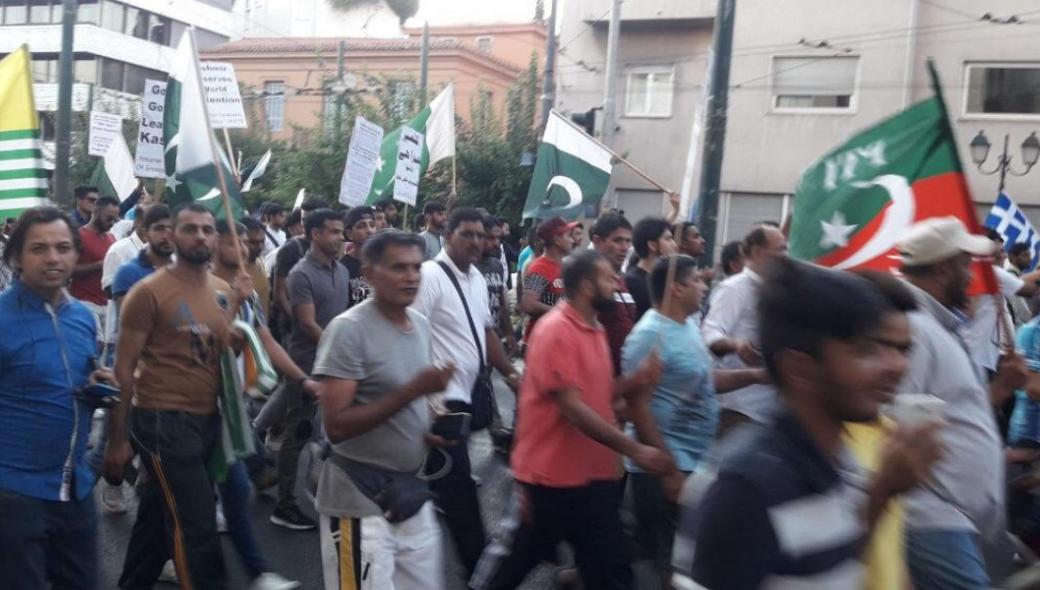 Πακιστανοί ύψωσαν σημαία-σύμβολο των τζιχαντιστών στο κέντρο της Αθήνας! (φώτο)