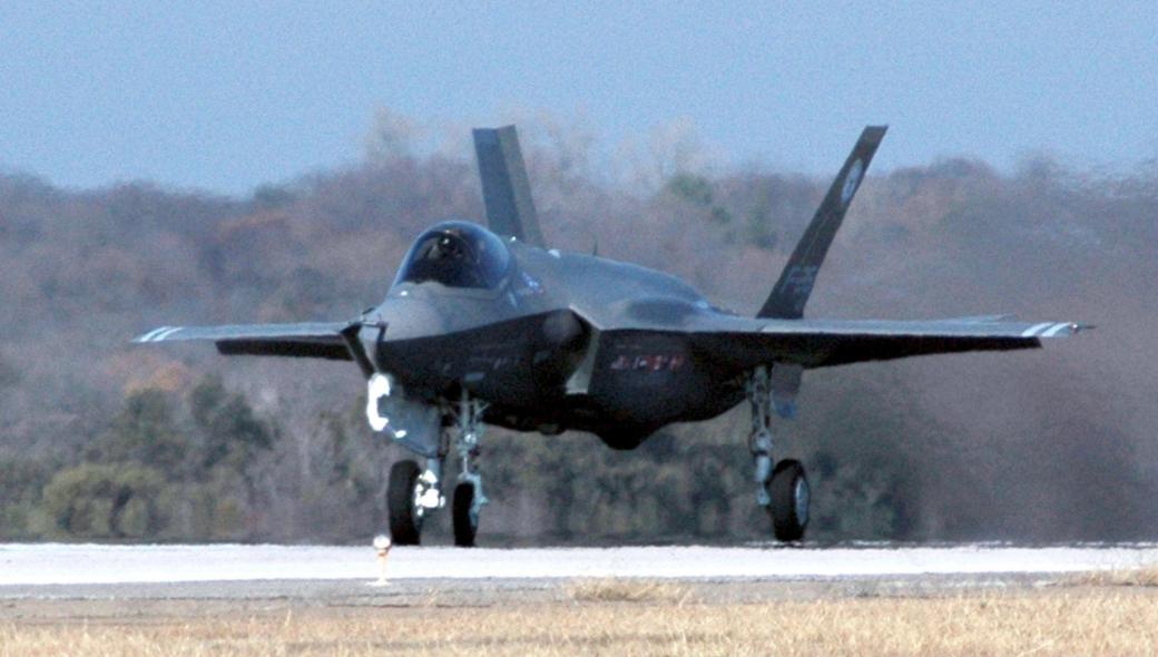 Raytheon: «Η αμερικανική Αεροπορία δεν αντέχει οικονομικά νέο κινητήρα για τα F-35»