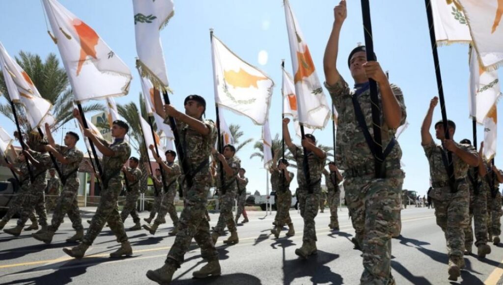 Κύπρος: Συγκίνησαν οι στρατιώτες που παρέλασαν τραγουδώντας το «χώμα που περπάτησα» (βίντεο)