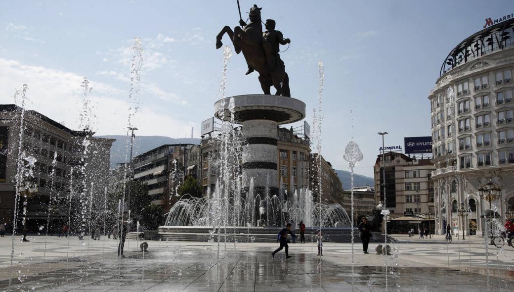 Άρχισαν τα όργανα: Δημοτικοί σύμβουλοι των Σκοπίων υπογράφουν με το όνομα «Μακεδονία»