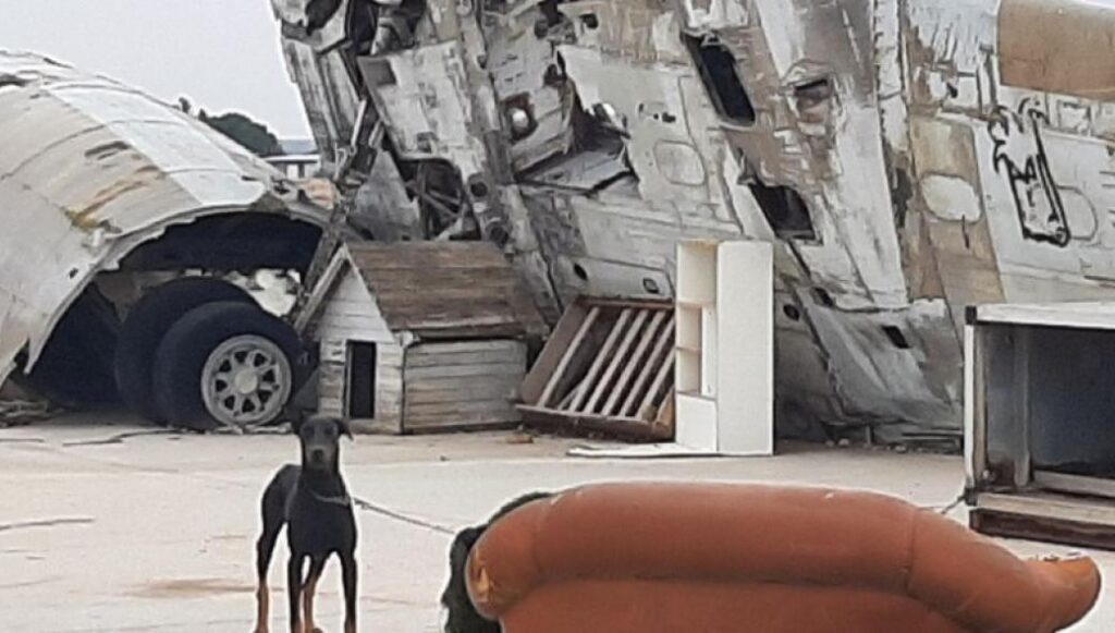 Τα συντρίμμια του πολύνεκρου δυστυχήματος της Λακατάμιας το 1967 έχουν γίνει… σκουπιδότοπος