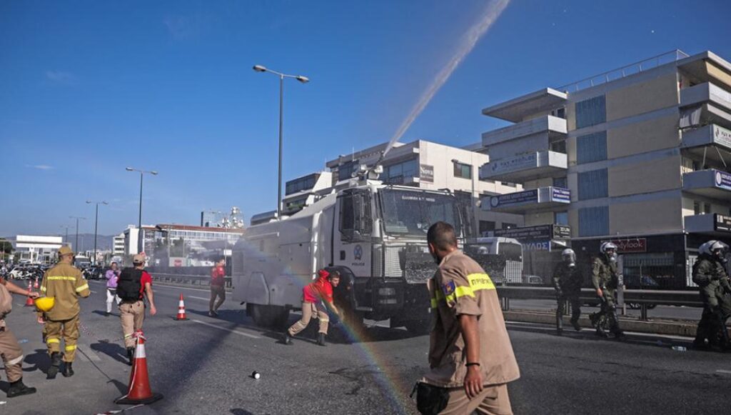 Επεισόδια ανάμεσα σε πυροσβέστες και αστυνομικούς έξω από το υπουργείο ΠΡΟ.ΠΟ. (βίντεο, φωτό)
