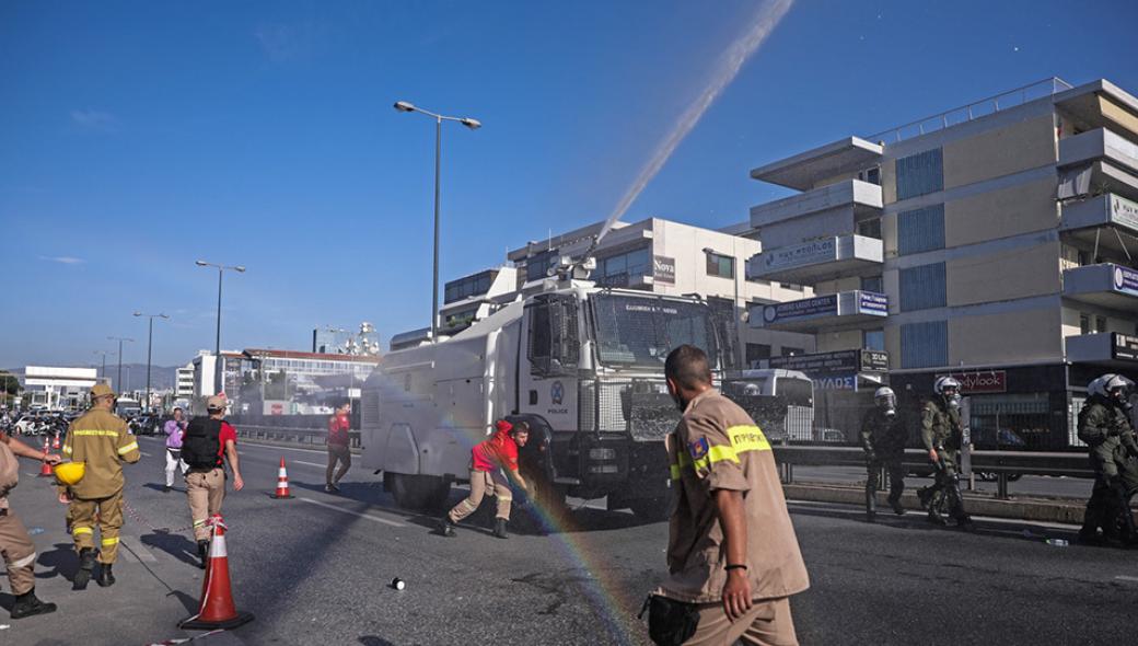 Επεισόδια ανάμεσα σε πυροσβέστες και αστυνομικούς έξω από το υπουργείο ΠΡΟ.ΠΟ. (βίντεο, φωτό)