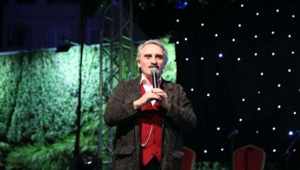 Βουλευτής του ΑΚΡ: «Ανακαλύψαμε τις επιστήμες»! – Τι άλλο θα ακούσουμε