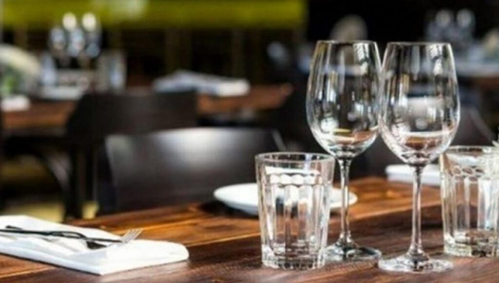 Οι επιχειρηματίες της εστίασης θα ζητήσουν από τον πρωθυπουργό υποχρεωτικότητα στον εμβολιασμό