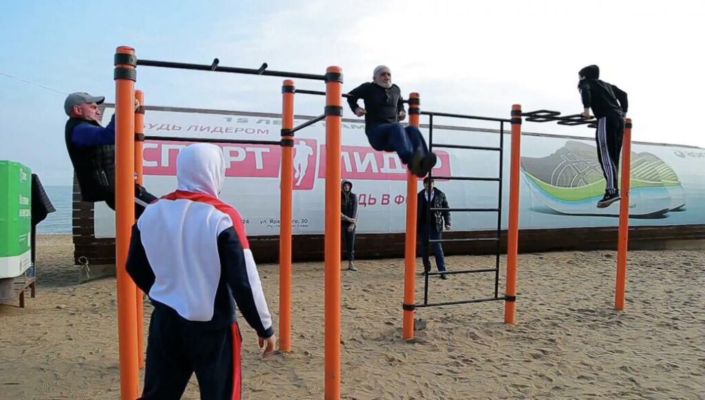 68χρονος κάνει μονόζυγο και βάζει κάτω τους εικοσάρηδες (βίντεο)