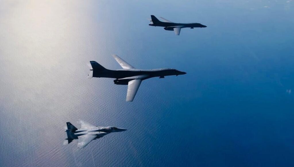 Ισραηλινά F-15 συνόδευσαν B-1B και KC-10 στην ανατ.  Μεσόγειο