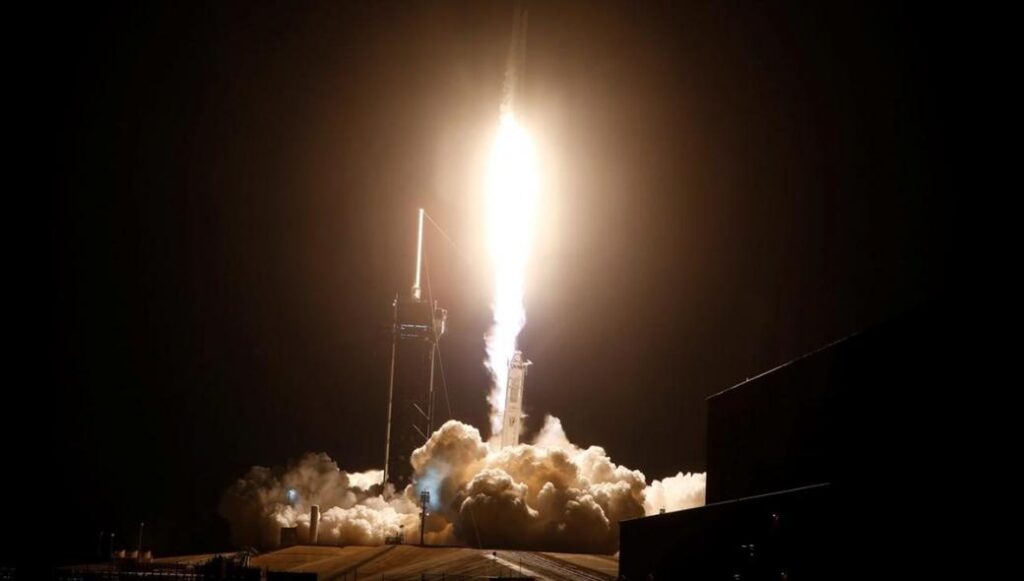 Tέσσερις αστροναύτες ταξιδεύουν στον Διαστημικό Σταθμό με πύραυλο της SpaceX