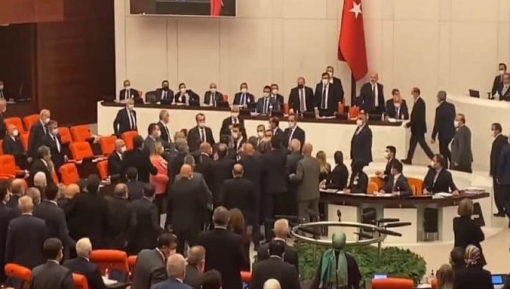Για δεύτερη συνεχόμενη ημέρα έπεσε ξύλο στην τουρκική Βουλή