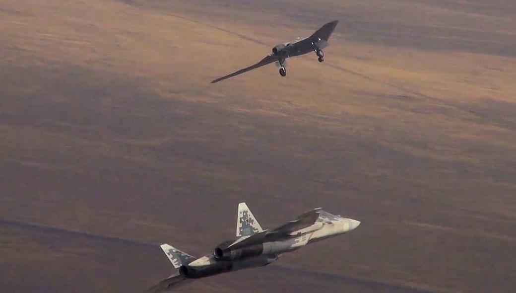 Okhotnik: Παρουσιάστηκε η νέα έκδοση του stealth drone που θα συνοδεύει το Su-57