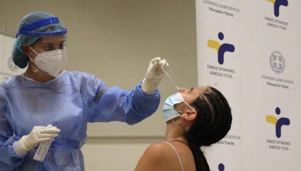Έρχονται υποχρεωτικά rapid test για τους εμβολιασμένους – Τα μέτρα που εξετάζει η κυβέρνηση
