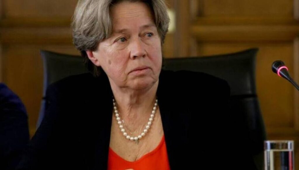 Lockdown για όλους ζητά η Α.Λινού: «Κινδυνεύουν και οι τριπλά εμβολιασμένοι από την Όμικρον»