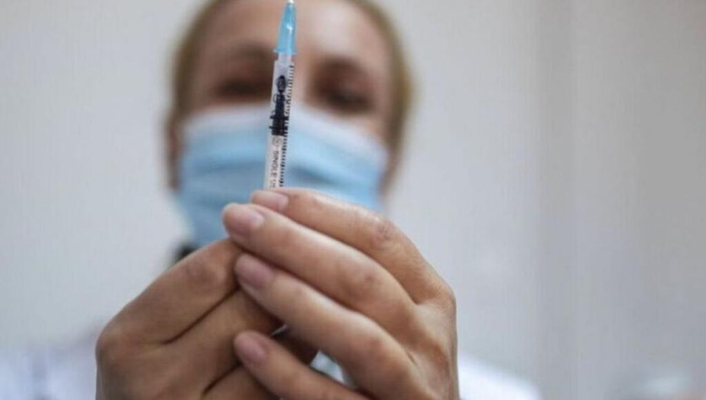 Kυβέρνηση: «Εξετάζουμε τον υποχρεωτικό εμβολιασμό για τους άνω των 50 ετών»