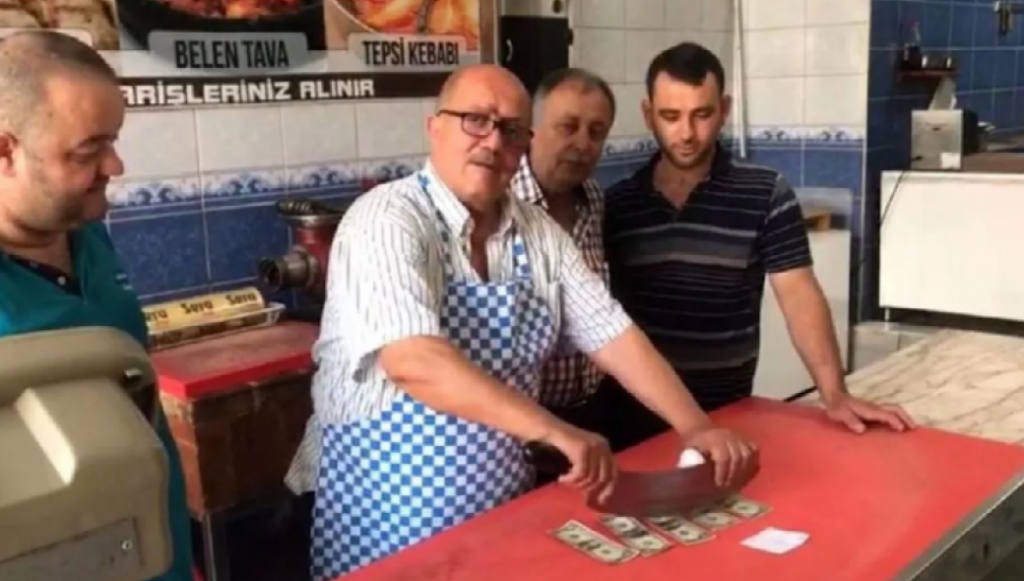 Τούρκος χασάπης κάνει «κιμά» από δολάρια (βίντεο)