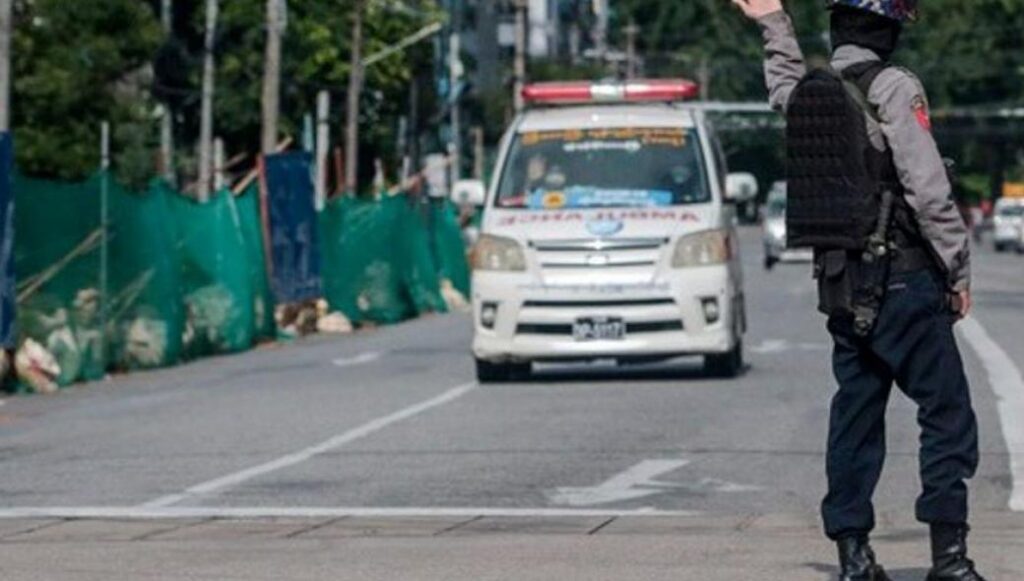 Μιανμάρ: Επίθεση εναντίον αυτοκινήτων στο Χπρούσο – Τουλάχιστον 30 νεκροί