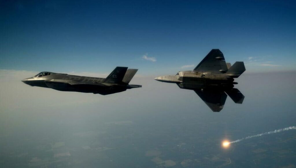 Οι Αμερικανοί συνδέουν τα F-22 και F-35 διαμέσου των KC-46