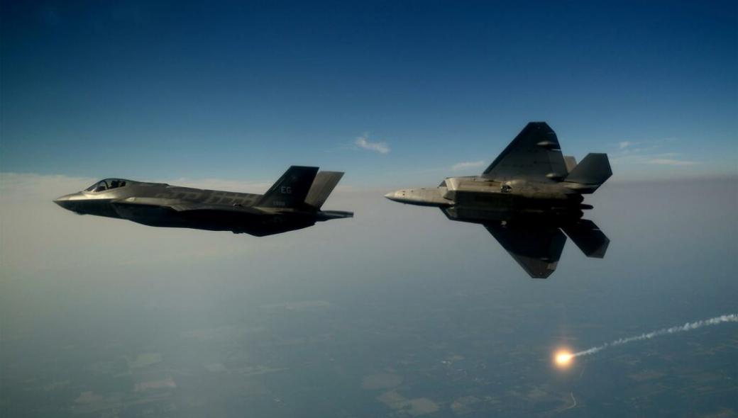 Οι Αμερικανοί συνδέουν τα F-22 και F-35 διαμέσου των KC-46