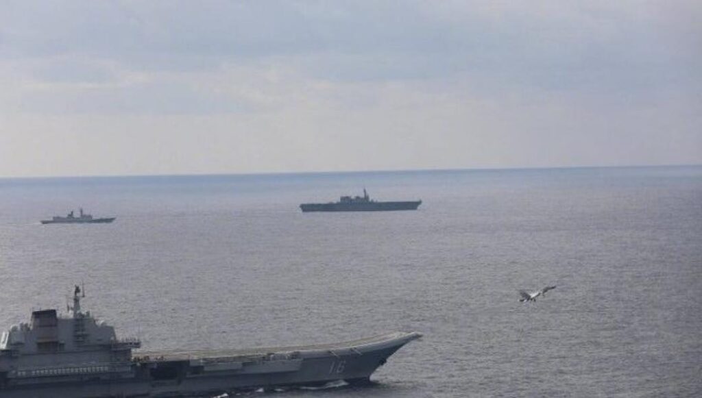 Το ιαπωνικό αεροπλανοφόρο Izumo πλέει «μαζί» με το κινεζικό Liaoning! (βίντεο)