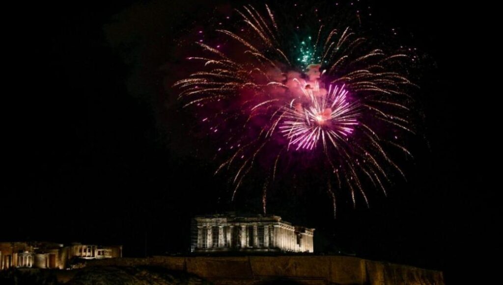 Οι Έλληνες είδαν πυροτεχνήματα από τα μπαλκόνια τους & τον Σ.Ρουβά στην τηλεόραση