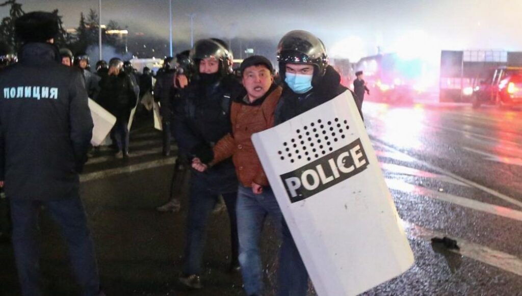 Καζακστάν: Αποκεφάλισαν αξιωματικό! – Άγριες καταστάσεις