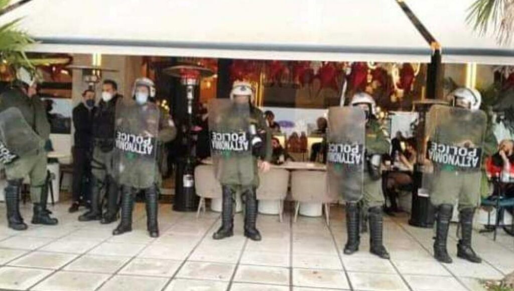 Στη Θεσσαλονίκη αστυνομικοί διαμαρτυρήθηκαν μαζί με πολίτες κατά της υποχρεωτικότητας