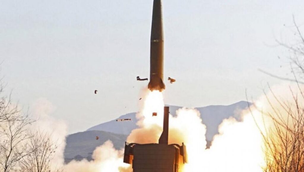 Βόρεια Κορέα: Η Πιονγκγιάνγκ ανακοίνωσε ότι εκτόξευσε δύο πυραύλους από πλατφόρμα τρένου